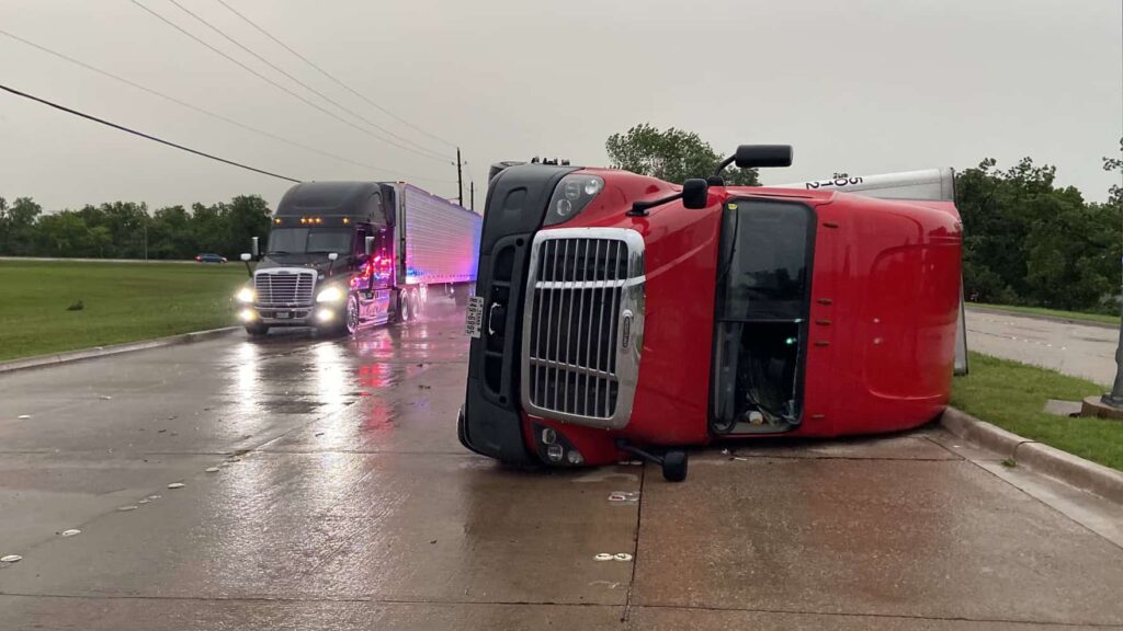 truck accident overturned boerne texas 2025